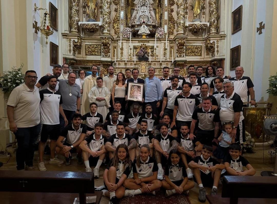 El C.D. Móstoles recupera la tradicional ofrenda floral a la Virgen de Nuestra Señora de los Santos 17 años después