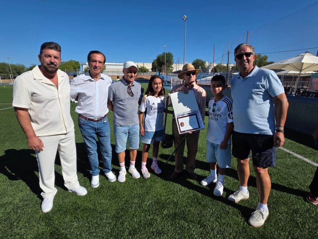 El CD Móstoles firma un regreso soñado quince años después con una goleada (4-1) ante el Villa del Prado